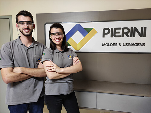 Funcionária mulher com óculos de proteção